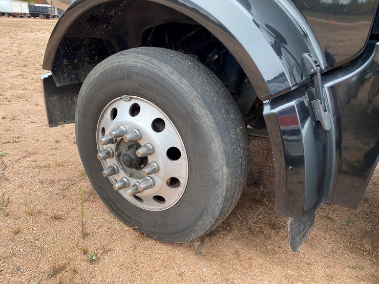 peterbilt-567-image-16