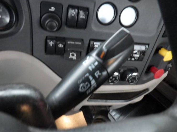 2019-peterbilt-579-image-16