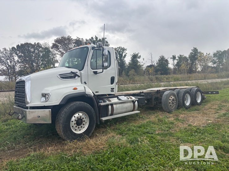 freightliner-114sd-image-2