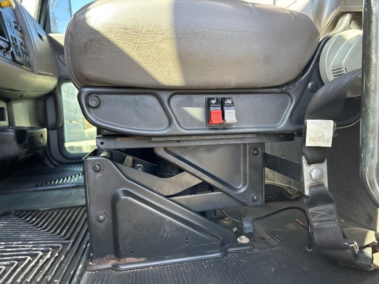 2017-peterbilt-337-image-96