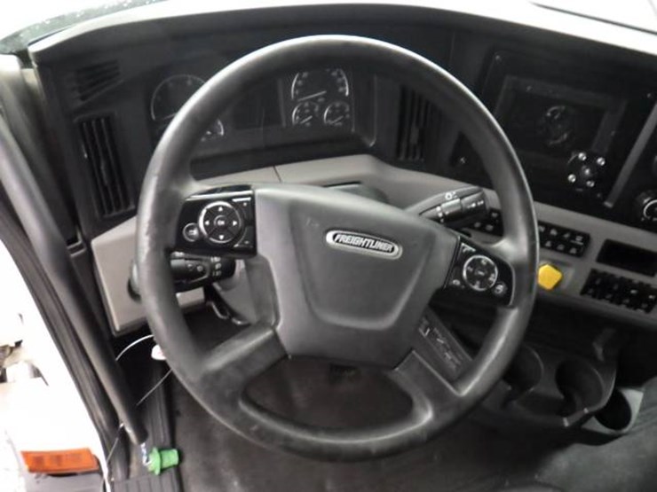 2019-freightliner-cascadia-126-image-18