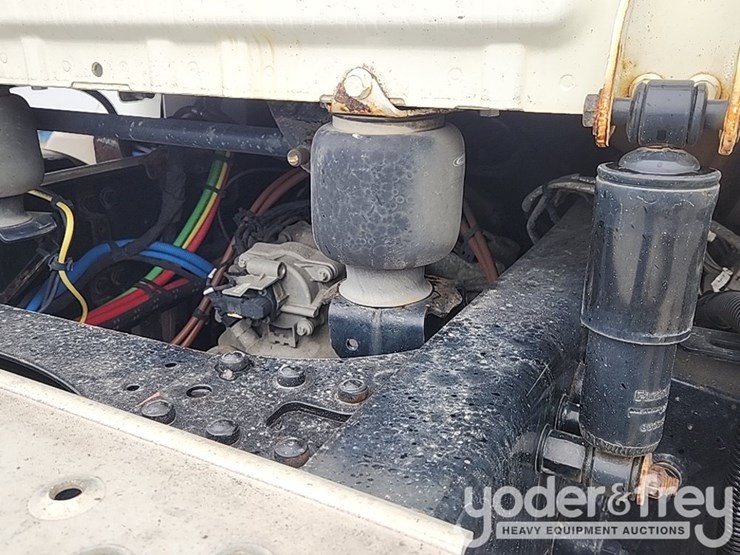 2019-freightliner-cascadia-126-image-35