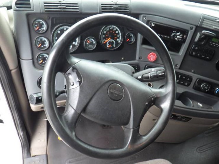 freightliner-cascadia-125-image-19