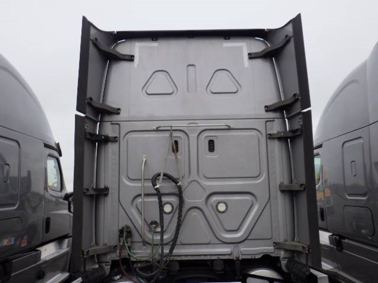 freightliner-cascadia-126-image-18