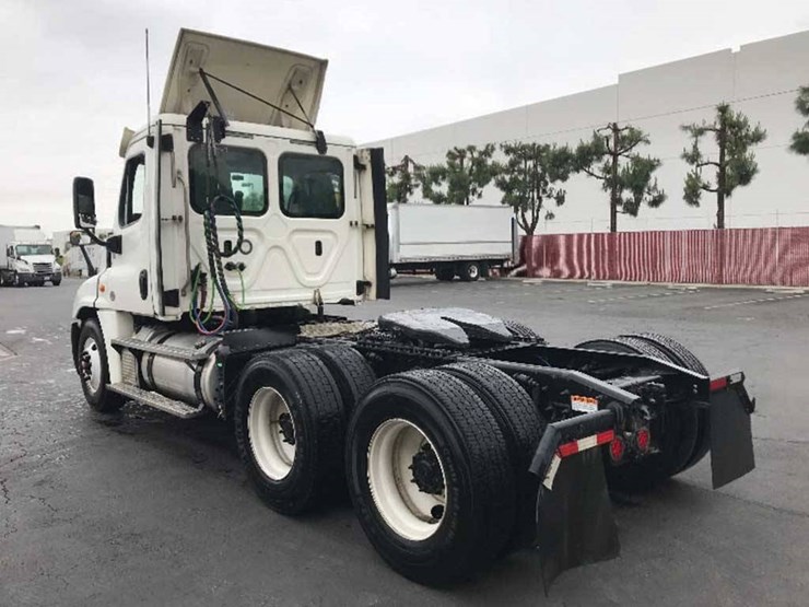 2019-freightliner-cascadia-125-image-2
