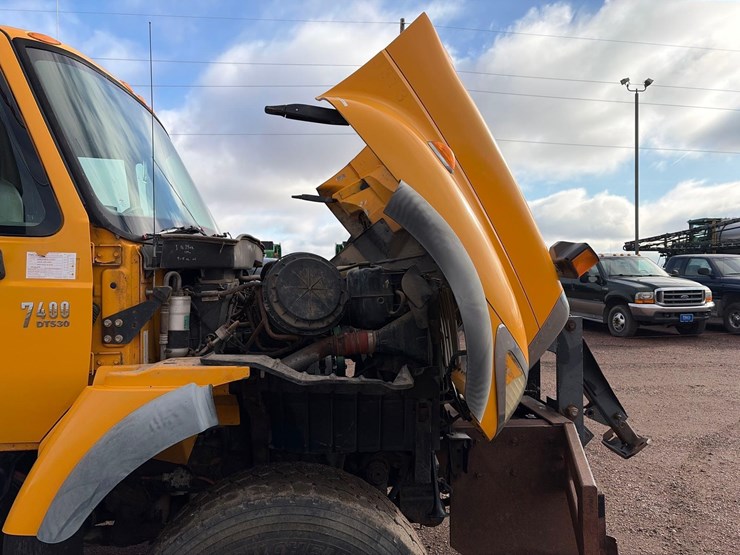 international-7400-image-15