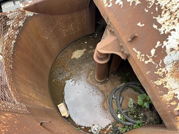 2005-peterbilt-320-image-40