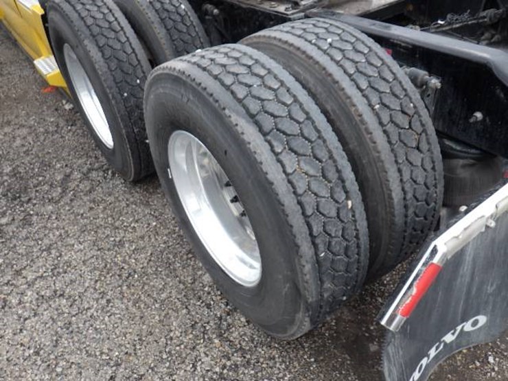 2017-volvo-vnl780-image-13