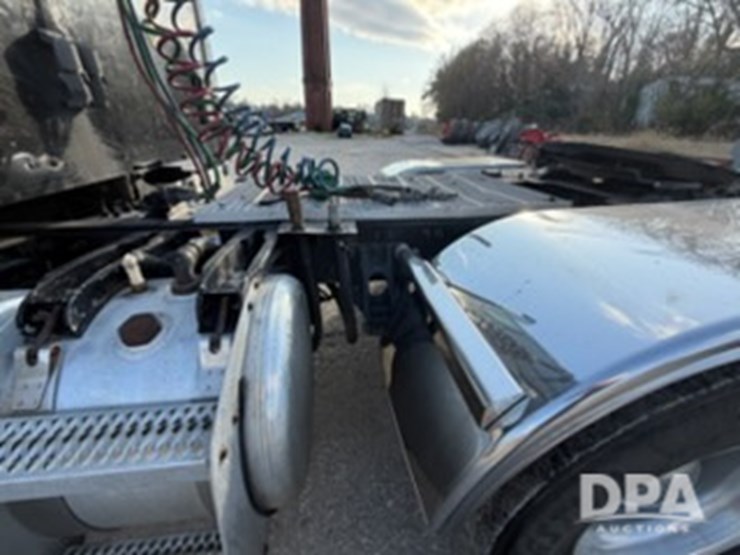 peterbilt-567-image-18