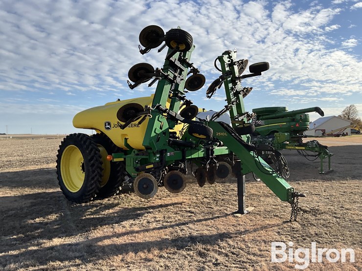 2014-john-deere-2510l-image-3