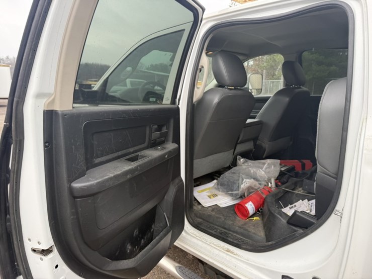 #1830-•-2015-ram-5500-4x4-service-truck-image-31