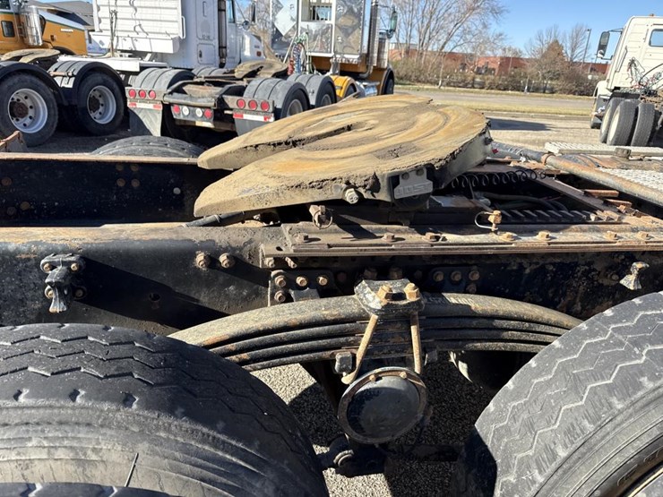 #1994-•-1999-volvo-day-cab-truck-tractor-image-33