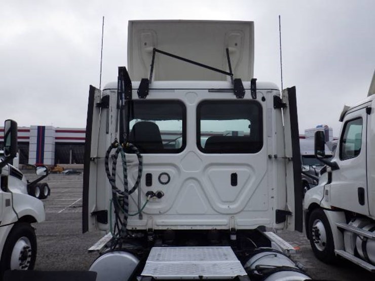 2018-freightliner-cascadia-126-image-12