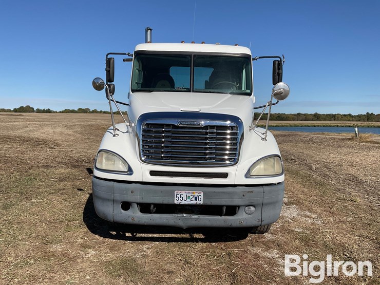2004-freightliner-columbia-120-image-2