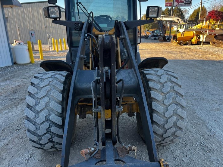 2011-deere-204k-image-12