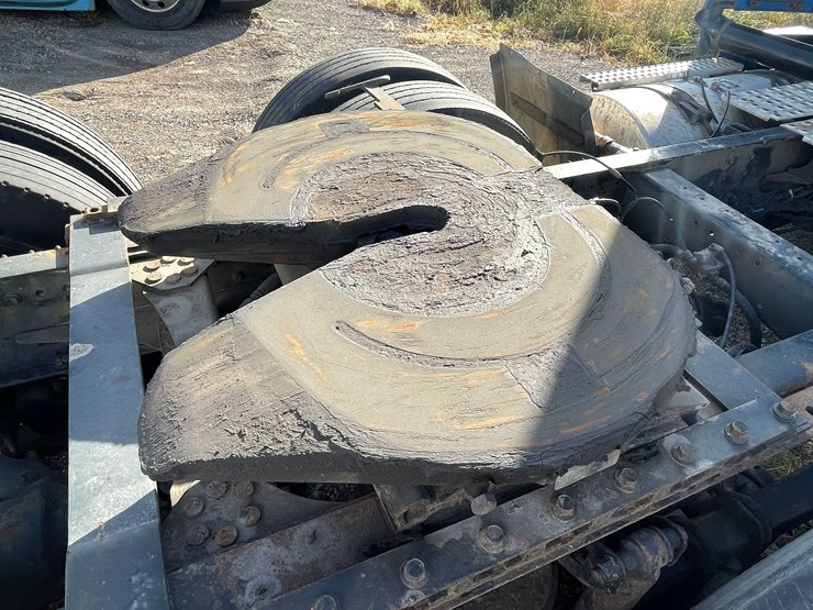 #202-•-2015-volvo-semi-tractor-(has-wi-title)-(denmark,-wi)-image-34