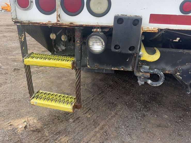 1999-freightliner-fl70-image-21