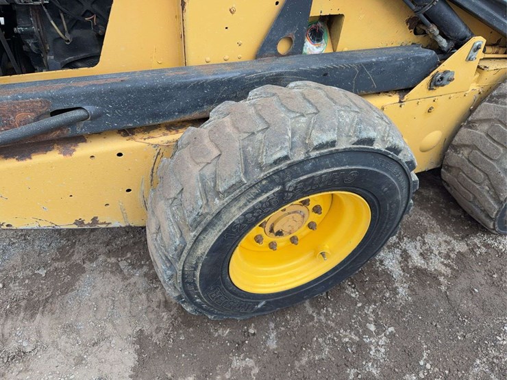 new-holland-l783-image-11