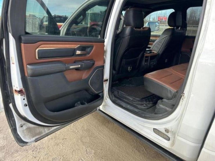 2020-ram-1500-laramie-longhorn-image-25