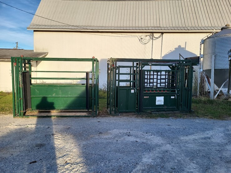 arrow-farmquip-8400-q-catch-cattle-squeeze-chute-w/alley-way---like-new-image-1
