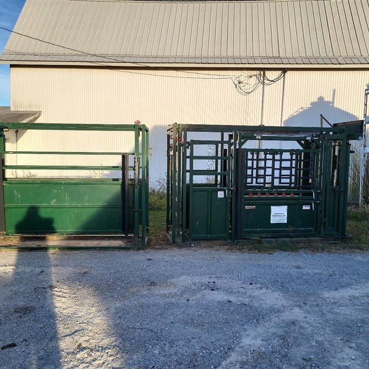 Arrow Farmquip 8400 Q Catch Cattle Squeeze Chute w/Alley Way - Like New