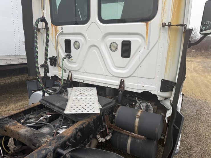 #1175-•-2016-freightliner-cascadia-day-cab-truck-tractor-image-33