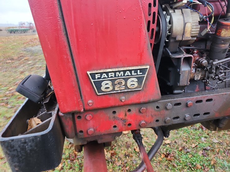 1969-ih-826-diesel-tractor-image-2