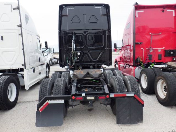 freightliner-cascadia-126-image-11