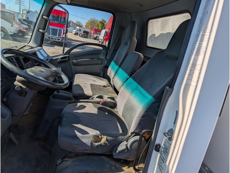 2015-isuzu-npr-image-16