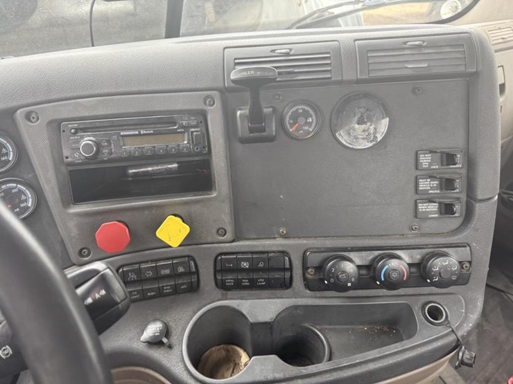 #1175-•-2016-freightliner-cascadia-day-cab-truck-tractor-image-49