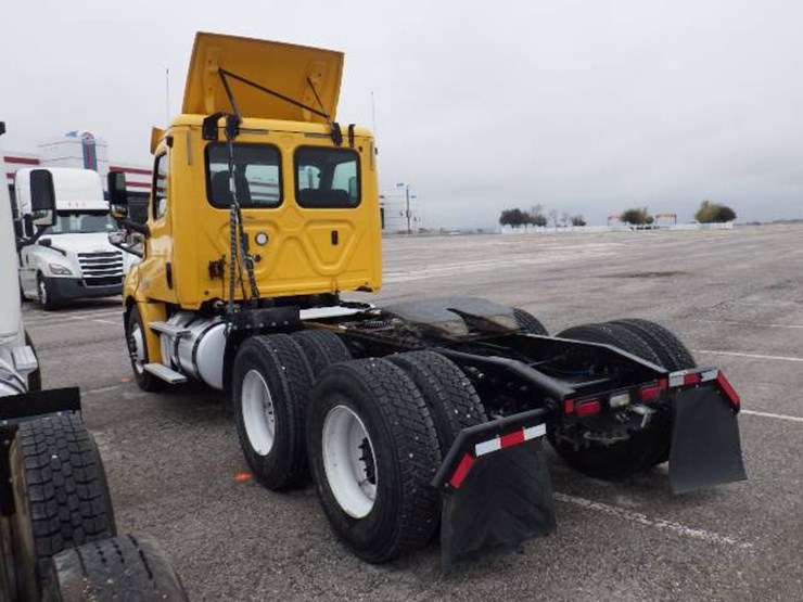 2019-freightliner-cascadia-126-image-12