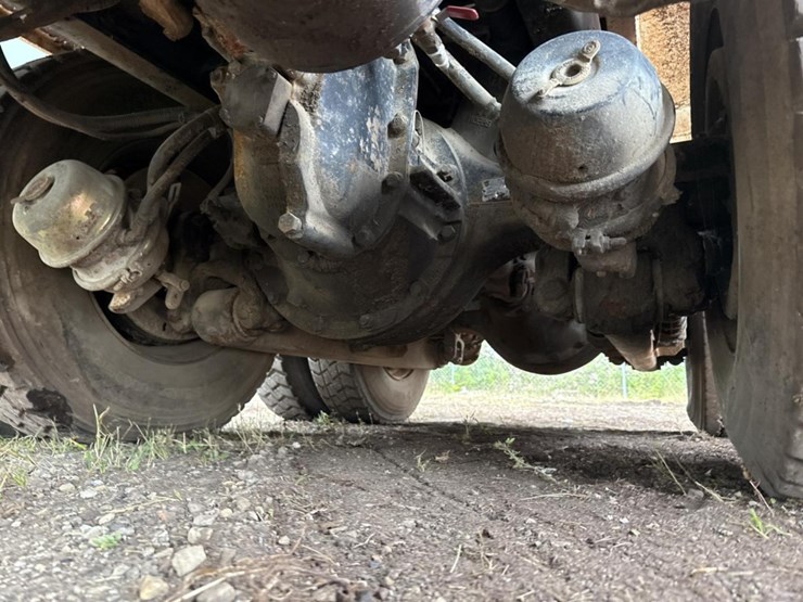 2005-peterbilt-320-image-55