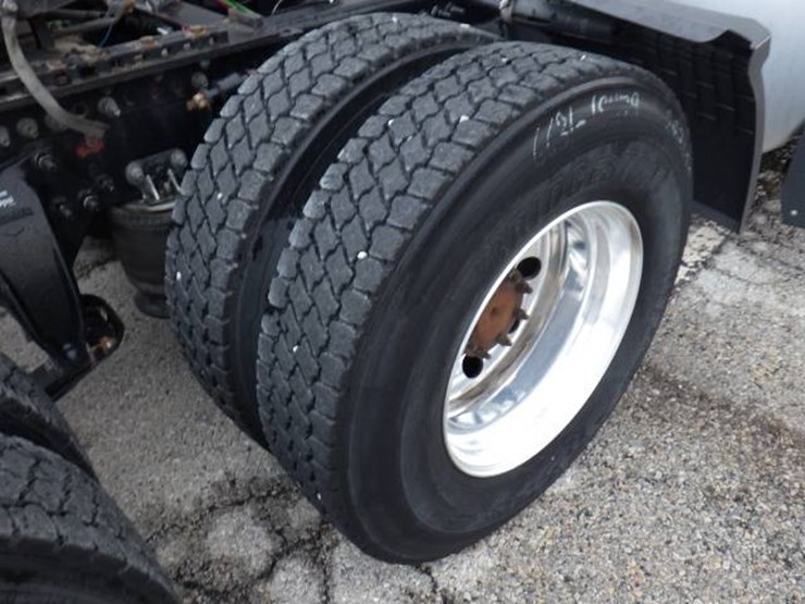 2019-freightliner-cascadia-126-image-8