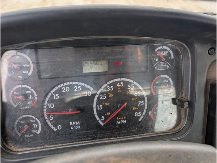 2014-freightliner-m2-106-image-22