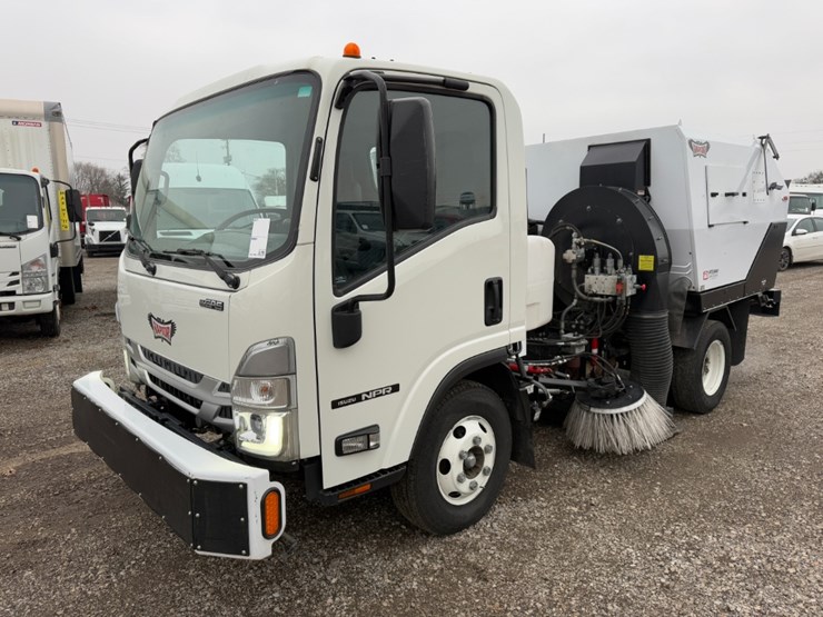 2023-isuzu-npr-image-1