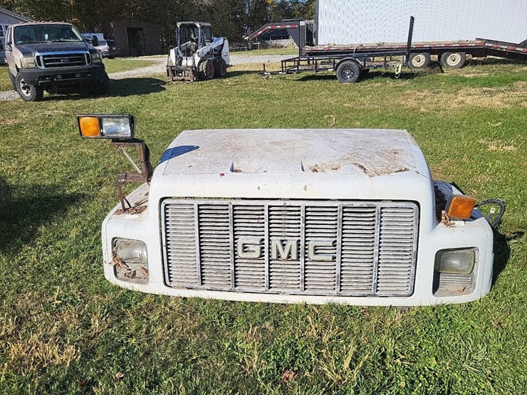 gmc-c8500-truck-hood-image-2
