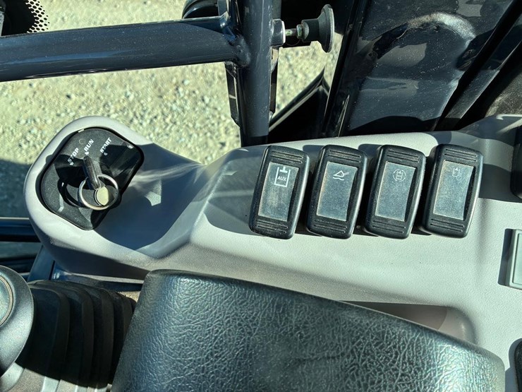 2022-kubota-r640-image-30