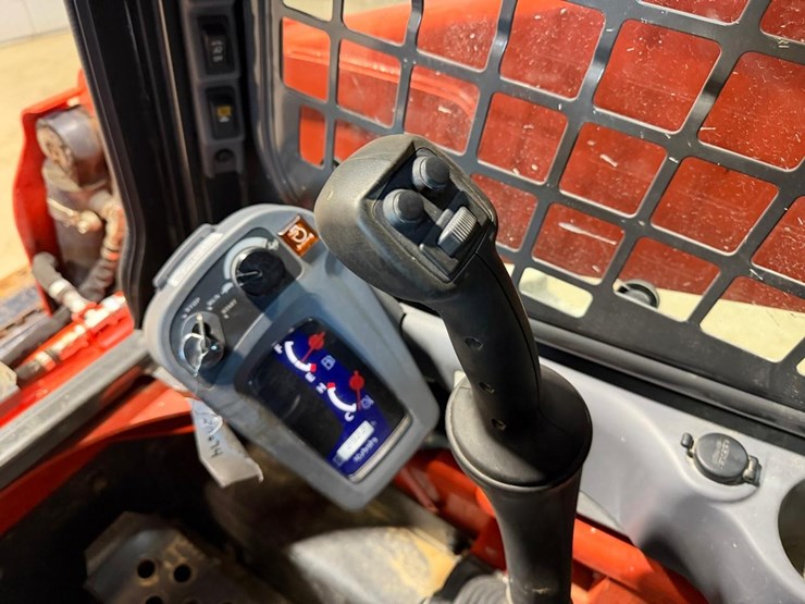 2023-kubota-ssv75hc-skid-steer-loader-image-19