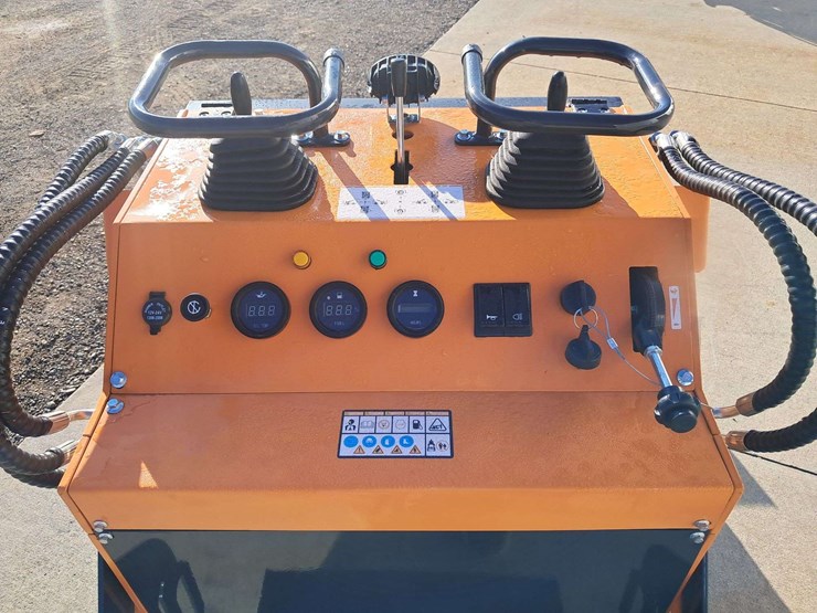 2025-landhero-mini-stand-on-skid-loader-image-6