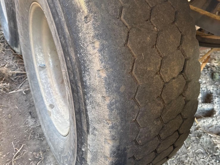 2008-meyers-boss-9136t-silage-trailer-image-11