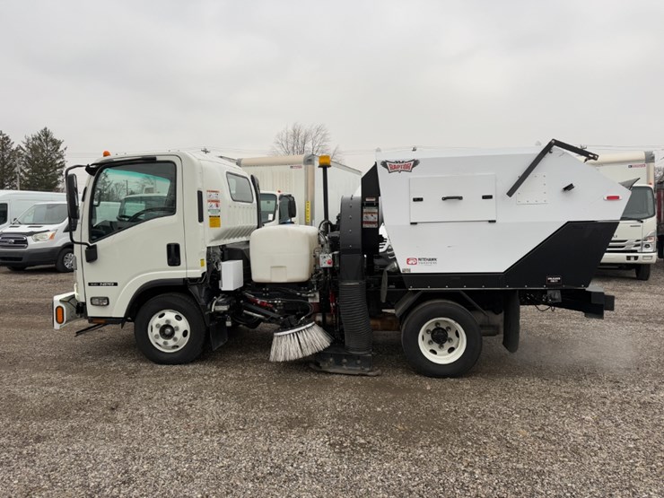 2023-isuzu-npr-image-6