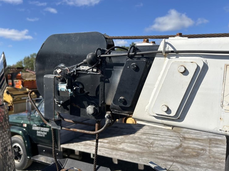 2017-peterbilt-337-image-46