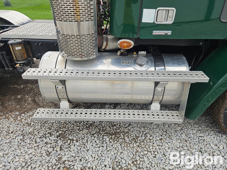 2009-freightliner-columbia-112-image-19