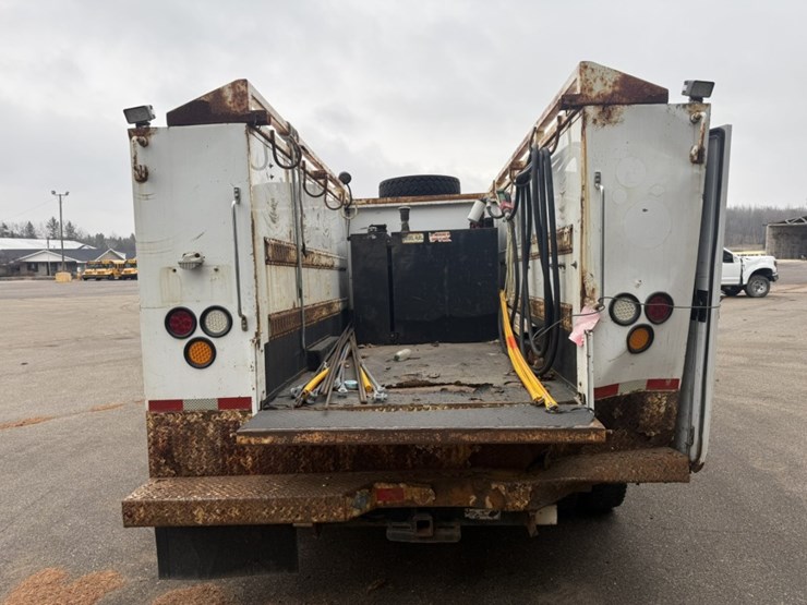 #1830-•-2015-ram-5500-4x4-service-truck-image-5