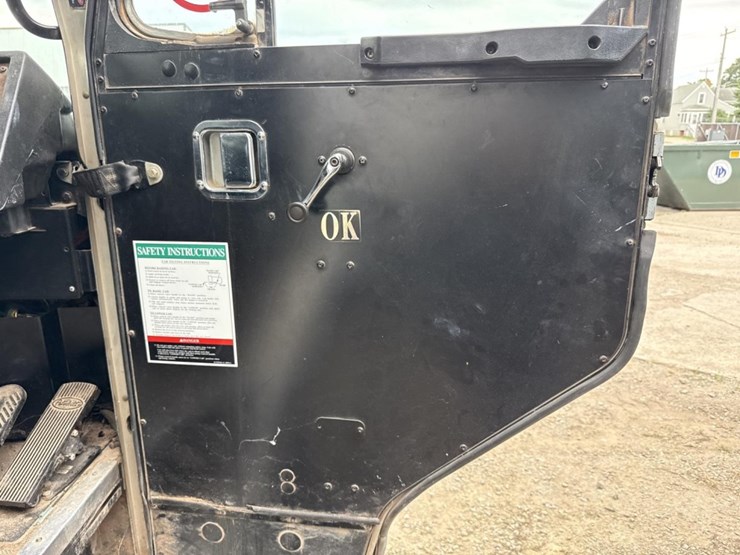 2005-peterbilt-320-image-12