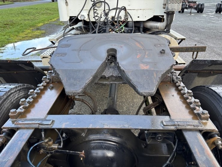 freightliner-s/a-truck-tractor-image-19