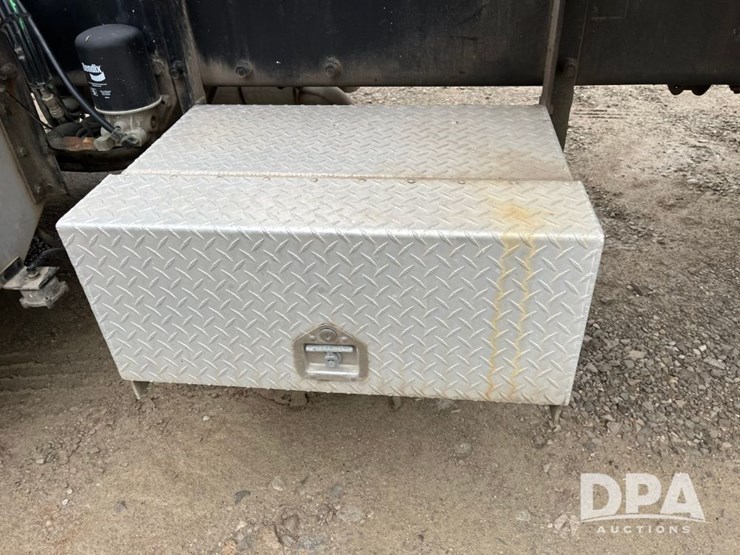 2001-peterbilt-330-image-41