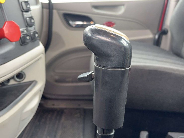 2018-peterbilt-579-image-51