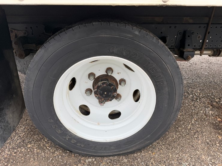 2023-isuzu-npr-image-8