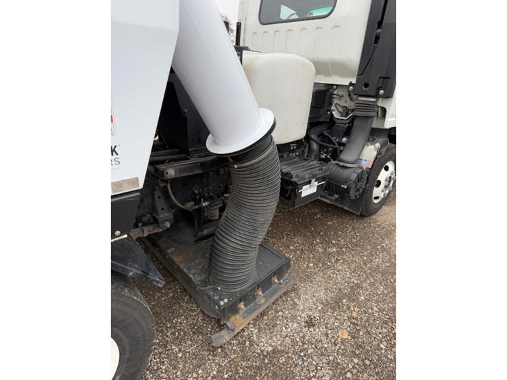 2023-isuzu-npr-image-12